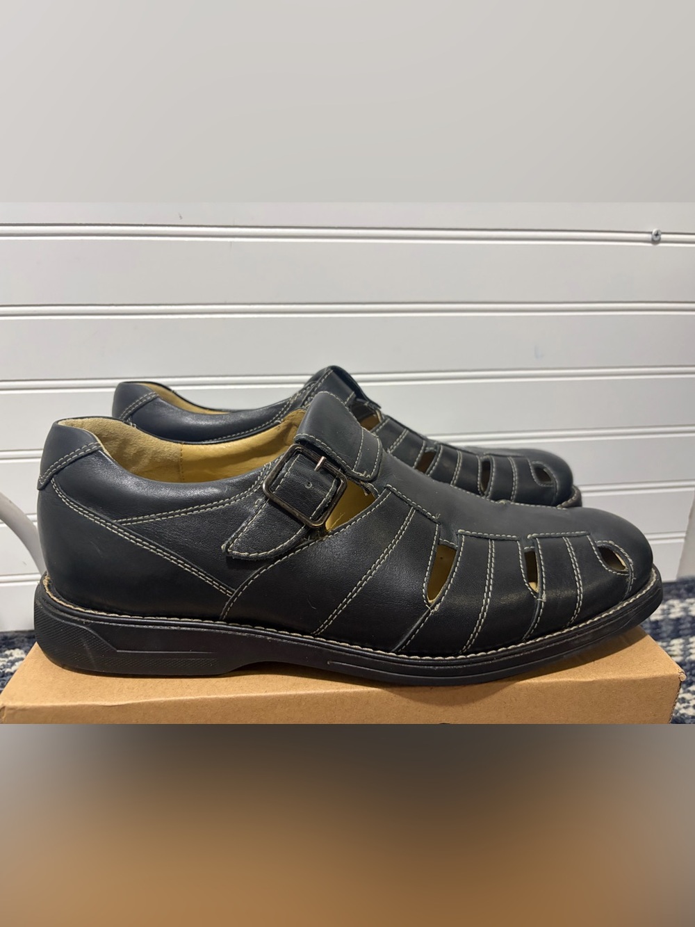 Johnston & Murphy Black Leather Fisherman Sandals with Buckle